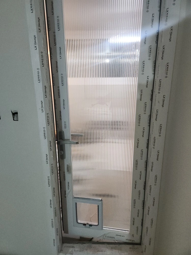 베란다 줄무늬 유리문 펫도어 설치 후 인천 송도동