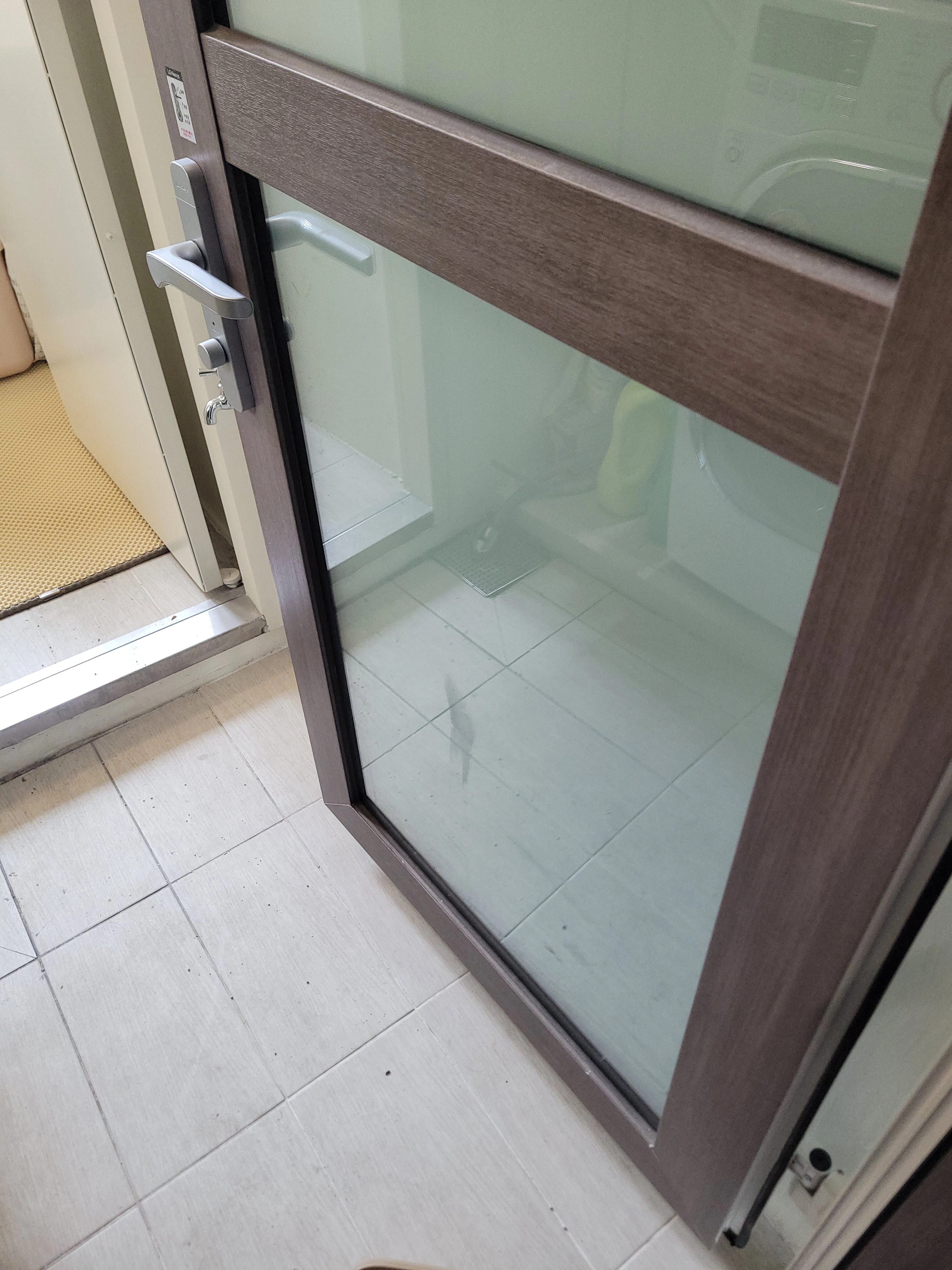 현관 중문 하단 유리 패널 원래 상태 서울 강남구 개포동
